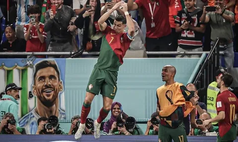 Khoảnh khắc hiếm có: Messi tươi cười 'ăn mừng' Ronaldo lập kỷ lục