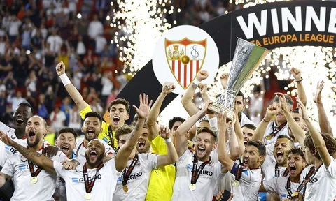 Khoảnh khắc Sevilla lần thứ 7 ẵm cúp Europa League