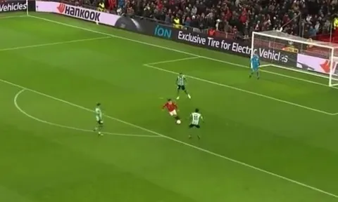 Khoảnh khắc thể hiện đẳng cấp khác biệt giữa Martinez và Maguire