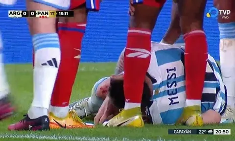 Khoảnh khắc thót tim khiến Messi đổ máu