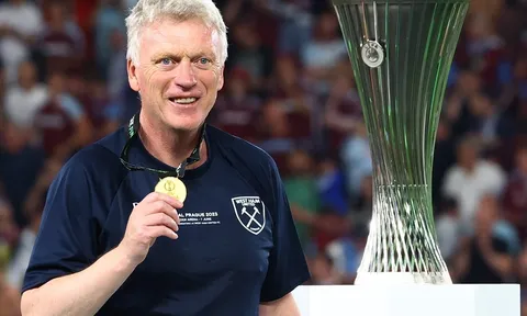Khoảnh khắc xúc động trong ngày David Moyes giành cúp châu Âu