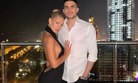 Khoe da thịt, bạn gái Bartra có thể nhận rắc rối nghiêm trọng