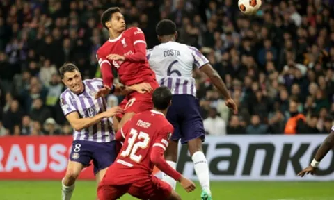 Không cần tốn tiền, Liverpool đã tìm thấy phương án thay thế Van Dijk