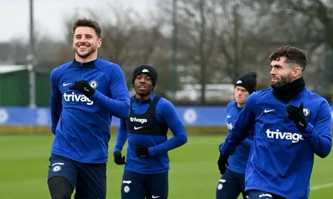 Mason Mount trông khác lạ, sân tập Chelsea rộn ràng trở lại