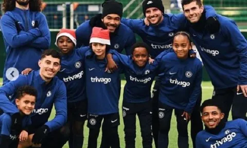 Không khí Giáng sinh ngập tràn sân tập Chelsea