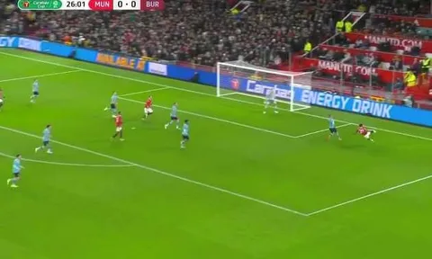 'Không nhiều người làm được như Wan-Bissaka'
