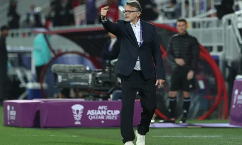 Không ở lại Việt Nam, HLV Troussier xác định ngày về dự khán V-League