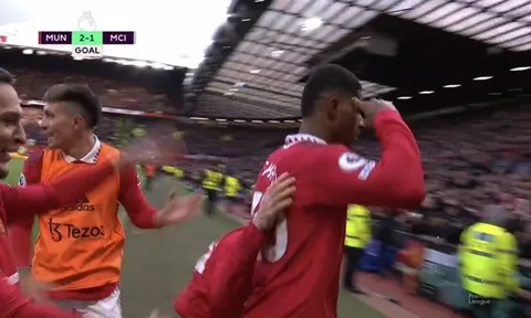 Không thể khác, Rashford là nhân vật tâm điểm ở derby Manchester