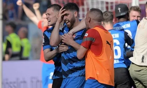 Khung cảnh khó tin ngày hạ màn Bundesliga 2