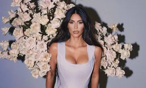 Kim Kardashian giúp cầu thủ Afghanistan thoát cảnh bạo loạn