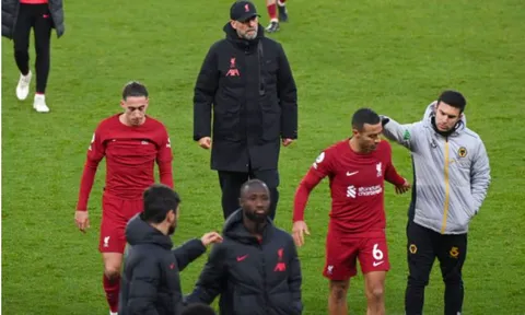 Klopp nổi nóng, ngắt lời phóng viên