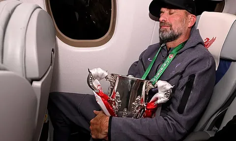 Klopp ăn mừng độc đáo với danh hiệu Carabao Cup