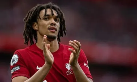 Klopp ẩn ý về việc đổi vị trí của Arnold