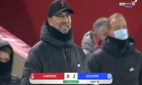 Klopp mỉm cười; Cầu thủ hai bên suýt tẩn nhau