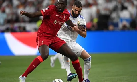 Klopp giải thích lý do thay trung vệ từ sớm