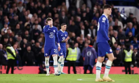 Koulibaly gây họa, Chelsea đứt mạch thắng