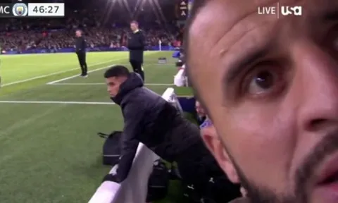Kyle Walker bẻ camera tại sân Elland Road