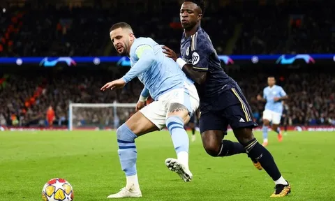 Kyle Walker gây sốt khi cho Vinicius 'hít khói'