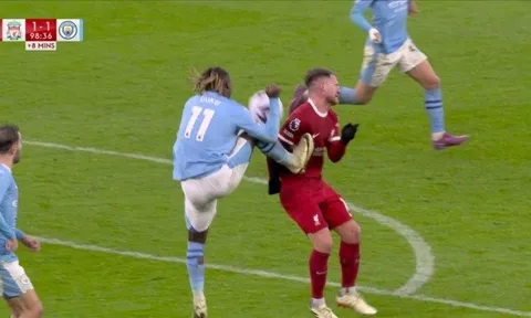 "Liverpool đã bị cướp trắng ở tình huống đó"