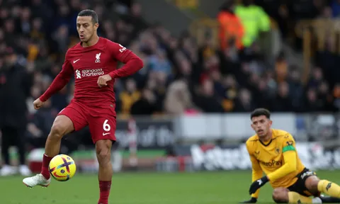 Agbonlahor nêu tên 2 'thảm họa' hàng tiền vệ Liverpool