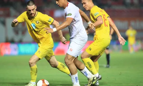 La hét quá độ, HLV V-League ngất xỉu ngay phòng thay đồ