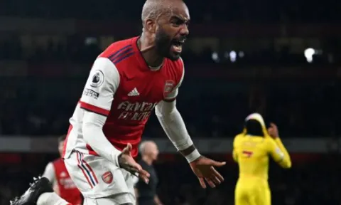 Lacazette hóa người hùng, Arsenal thoát cửa tử trong gang tấc
