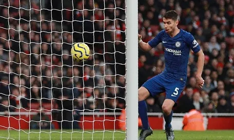 'Làm thế nào Jorginho vẫn còn ở trên sân để ghi bàn?'