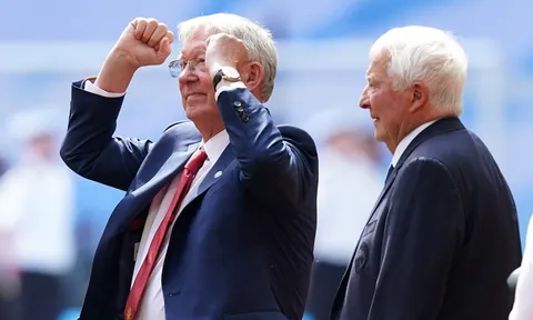 "Lần đầu tiên Sir Alex nở một nụ cười!"