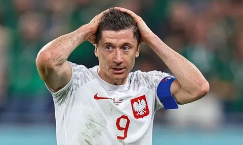 Lewandowski đau đớn khi sút hỏng 11 m