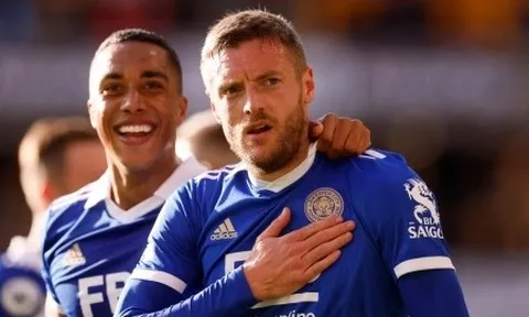 Leicester thoát khỏi nhóm cuối bảng Ngoại hạng Anh