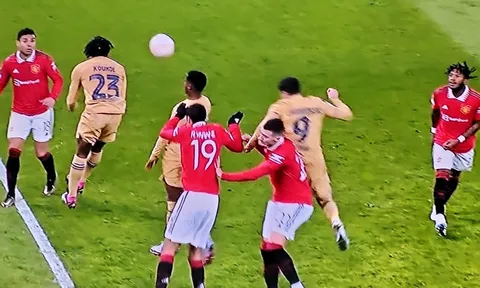 Lewandowski nổi nóng với Fati sau trận thua MU