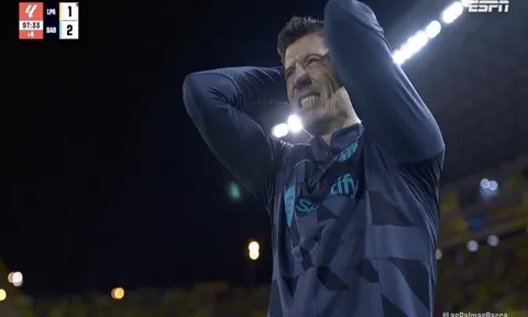 Lewandowski ôm đầu sau pha bỏ lỡ khó tin của Vitor Roque