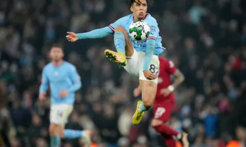 Pep 'ngả mũ' với thần đồng Man City