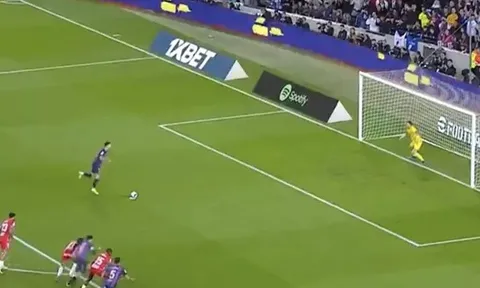 'Copy' Bruno - Jorginho, Lewandowski nếm trái đắng