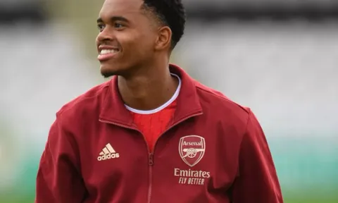 Here we go! Hậu vệ Arsenal cập bến Aston Villa