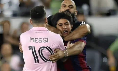 Fan Barca bị kẹp cổ khi lao vào sân ôm Messi