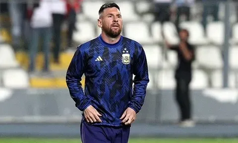 Messi tạt nước lạnh vào Barca