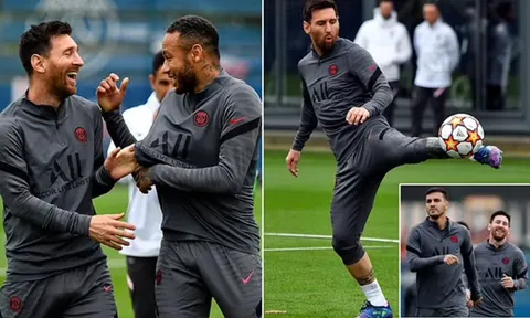 Messi cười đùa với Neymar trên sân tập