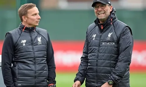 Phó tướng Klopp phản ứng với tin bán Liverpool