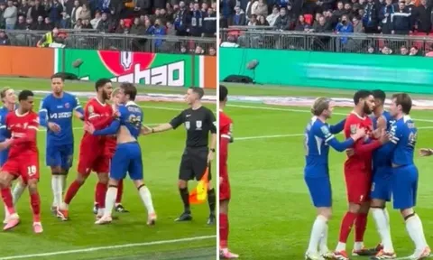 Joe Gomez túm cổ Ben Chilwell