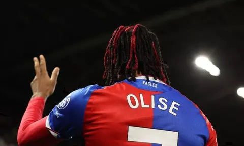 Liverpool đại chiến với Man City vì 'máy chạy' Palace