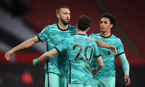Liverpool tống khứ 2 ngôi sao