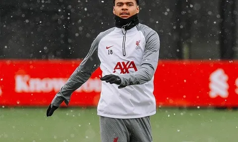 Liverpool tập luyện dưới trời tuyết