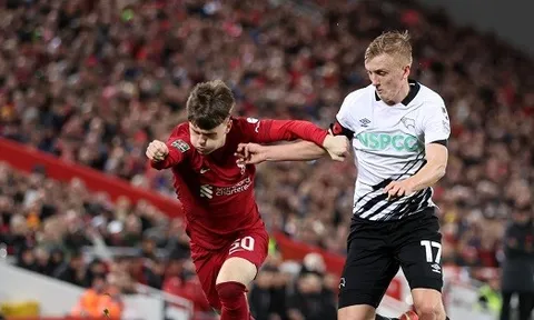 Chuyên gia 'ngả mũ' với thần đồng 16 tuổi ra mắt Liverpool