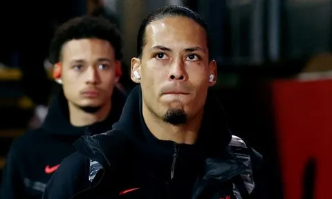 Van Dijk bị chê thổi phồng tài năng