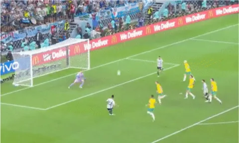Phản ứng của Messi khi Lautaro phung phí cơ hội