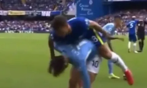 Lộ video bom tấn Man City còng lưng gánh thủ lĩnh Chelsea khó đỡ