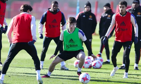 Loạt gương mặt lạ xuất hiện trong buổi tập của Man Utd