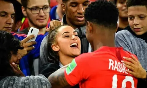Rashford chia tay bạn gái 10 năm, về khách sạn cùng gái lạ