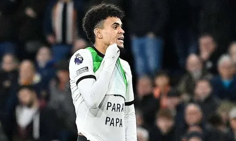Luis Diaz có bị phạt vì vén áo?